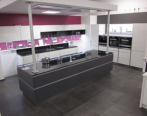 Nolte Ausstellungsküche - G14 Glas Tec Plus, ESG-Glas weiß lackiert / G15 Glas Tec, Satin quarzgrau