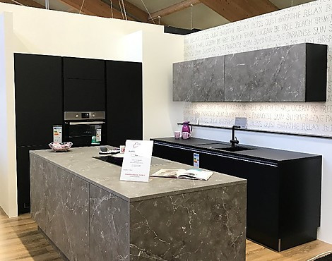 Nolte Ausstellungsküche - M15 Manhattan 48M Marmor grau & P14 Plus 60S Schichstoff, Schwarz softmatt
