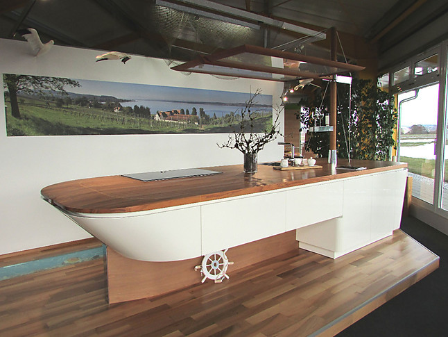 Alno Musterkuche Die Segeljacht Unter Den Kuchen Ausstellungskuche In Herdwangen Schonach Von Kuchen Neuburger Gmbh