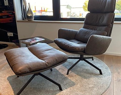 Lounge Sessel mit Armlehne und Drehgestell incl. ARVA Lounge Ottoman mit Drehgestell incl. ARVA Lounge Zusatzkissen incl. ARVA Lounge Glastisch incl. Teppich - ARVA