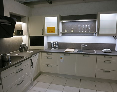 Moderne Landhausküchevon Nobilia in Lacklaminat Savanne mit hochwertigen Whirlpool Geräten - Credo Lacklaminat Farbton Savanne