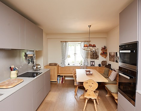Grifflose Designerküche in Trüffelgrau trifft Landhausstil - Grifflos und matt