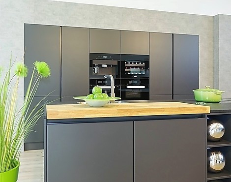 Einbau-Kaffeevollautomat, Pyrolyse-Backofen mit Klimagaren, Wärmeschublade, Dampfgarer und Mikrowelle, A+++ Kühlzentrum mit 0°-Zone, Volledelstahl-Armatur ... Praktische Verwöhndetails wie Besteckeinsätze & Thekenplatte in wunderschöner echter Eiche! - BIELLA LAVASCHWARZ SATIN. Sehr elegante Inselküche mit Luxus-Vollausstattung. Hochwertiger matter Satinlack kombiniert mit edlem geflammten Naturstein. Viel Stauraum und Top-Geräte vom Muldenlüfter mit modernster Filtertechnik bis zum schicken Weinkühler!