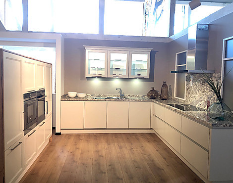 moderne Landhausküche in Mattlack mit Natursteinplatten Siena Bordeaux - 1002 CREATIVO Rahmenfront und 532 ALPHA in Mattlack 041 Greige