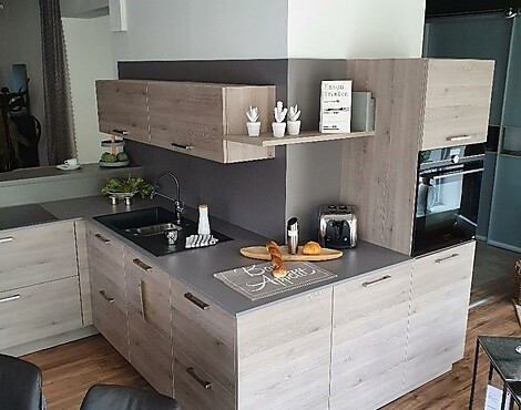 super schöne Holzfarbige Küche mit Theke und Außenecklösung Z- Form - Pinie Line