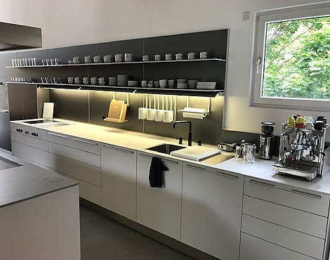 perfekte Wandzeile mit hohem Designanspruch - b3 DFAX kaolin mit Aluminium grau kombiniert