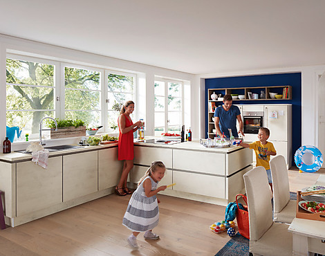 Offene Küche mit Miele Geräten - Riva Weißbeton