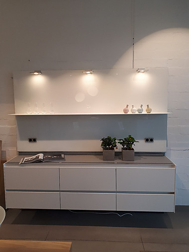 bulthaup-Musterküche Sideboard wandhängend: Ausstellungsküche in Berlin