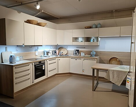 Moderne Hochglanz-Lack-Küche weiß mit Eckspüle und separatem Geräteschrank mit Kühlschrank, Gefrierschrank und Apothekerschrank - Focus Lack weiß Ultra-Hochglanz