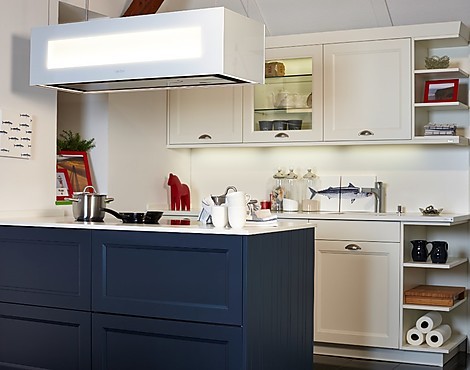 Küche mit ganz viel Charme. Moderne Landhausküche Rational Casa - 233 Casa 530 Polarweiss + 556 Blue Softlack