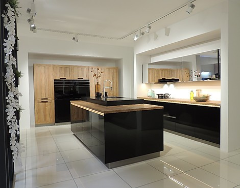 große Inselküche mit Smeg Designgeräten - GL 3366 Eiche Cognac