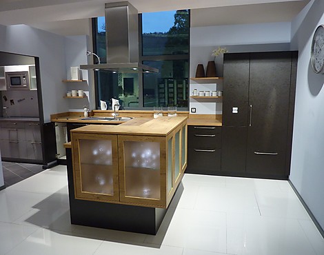 Küche mit Halbinsel und hohem Sideboard - Una cafe cera