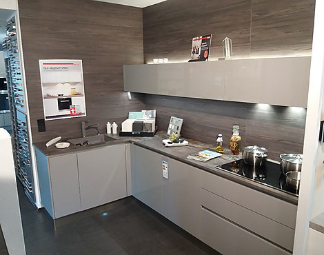 Grifflose Hochglanz-Küche grau mit Dekton-Arbeitsplatte - Laser brillant perlgrau