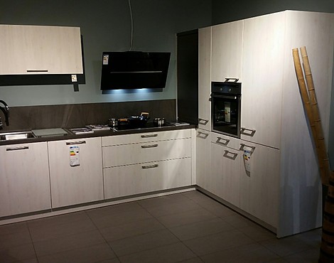 moderne Musterküche in Holzoptik - Bari
