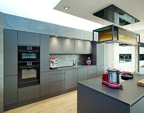 TOP-GERÄTEAUSSTATTUNG: Backofen mit Pyrolyse & großem Bräter, Kombidampfgarer (beide mit Kernthermometer), Kühlzentrum mit 0°-Zone, Weinkühler, Flächeninduktion, Teppan/Plancha zum Braten und Grillen, herunterfahrbarer Deckenlüfter... - WOHNKÜCHE ALEA LAVA GRIFFLOS. Fronten in echtem Samtmattlack. Edler geflammter Naturstein. Liebevolle Details wie Theke und Besteckeinsätze in echter Eiche, Volledelstahl-Armatur... Hochschränke flexibel aufstellbar !