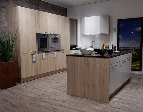moderne Insellösung mit hochwertiger Geräteausstattung - Trend in Satin Hochglanz Akazie Repro grau Hochglanz naturweiß