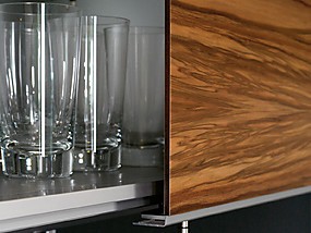 Oberschrank von zeyko mit Schiebetüren aus Nussbaumfurnier