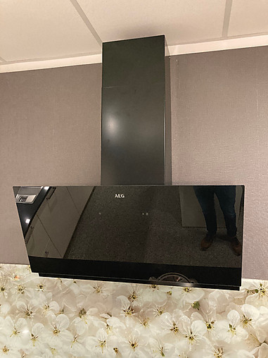 Häcker-Musterküche Marmor schwarz mit einer warmen magnolie