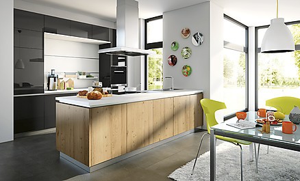 Offene Wohnküche in Schwarz mit Holz Offene Wohnküche in Schwarz mit Holz
