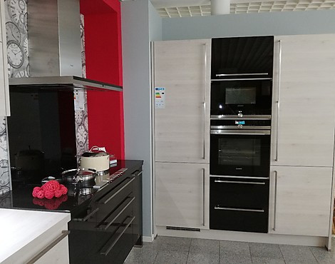 Moderne Einbauküche in Holzdekor und schwarz hochglanz - Koje 10-03 Riva pinie montana/ Focus Lack schwarz Hochglanz