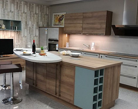 moderne Einbauküche mit großer Arbeitsinsel - Koje 17-03 Riva beton grau/eiche ontario