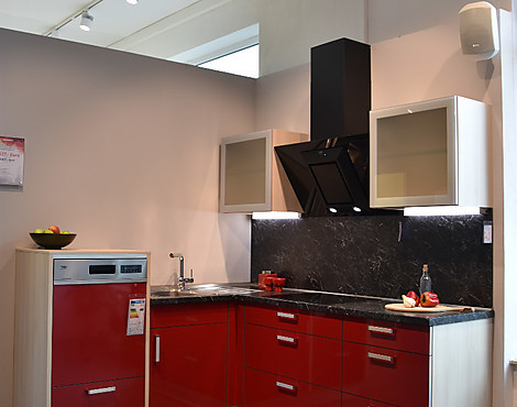 Winkelküche mit Highboard; Geschirrspüler und Backofen hochgebaut - Diana 193 Bengalrot glänzend