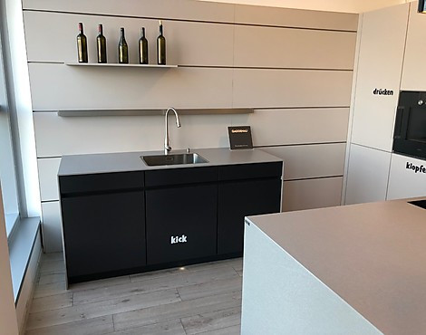 Elegante lackierte LEICHT Musterküche mit Gaggenau und Miele Geräteset - Grifflos - Classic-FS; Tocco