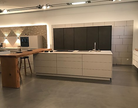 Coole Betonküche mit riesiger Insel mit Holztheke - Echtbetonfront mit Lack matt beigegrau kombiniert