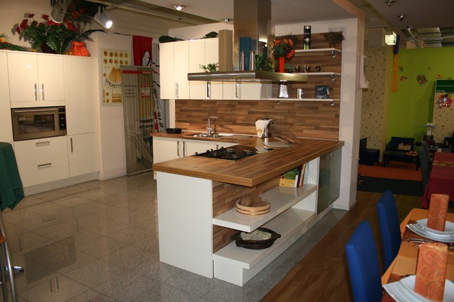 Pronorm musterküche vanille hochglanz front mit wenge furniertem ...