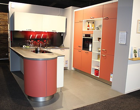Inselküche Tresen Küche mit Kochinsel - Biella Creme Vanille Satin mit Terrakotta Satin