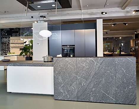 Italienische Designküche mit raffinierten Details - Genius Loci /Artematica/Forma Mentis in eisweiß matt und Angel Skin Metal dunkel (Koje 5 KH)