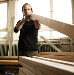 Produktion der Holzküchen: Sorgfältige Materialauswahl ist bei Massivholzküchen besonders wichtig.