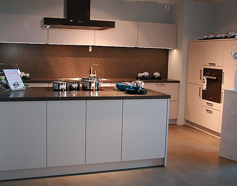 große, moderne Küche in Sandgrau-Satin mit Design-Arbeitsplatte -