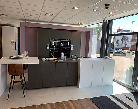 Urbane Küche in Zementoptik mit Edelstahl-Griffleiste und Kaffeeautomat - mit super Preisvorteil! - Portland 404 Zement matt Anthrazit