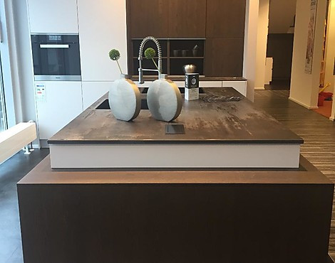 Sehr schöne Küche in Champagner-Optik mit aufregender Miehe Dekton Arbeitsplatte/W - Nochmals stark reduziert - Wir brauchen Platz! - KME 483 satin Mattlack/W