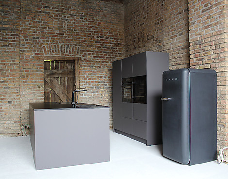 Black & Grey Luxus Inselküche mit Traumhaften Massivholz Auszügen aus Eiche, Flexinduktion mit Muldenlüftung, Backofen, Dampfbackofen, Wärmeschublade und Spülmaschine - S187 by JB | Die Manufaktur