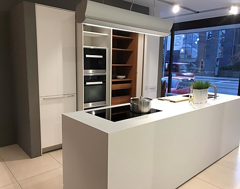 bulthaup b3 Ausstellungsküche Hochschrankzeile & Monobloc - Front Laminat alpinweiß Monobloc (nahtlos verschweist) und einer Schrankwand mit Drehschiebeelementen.