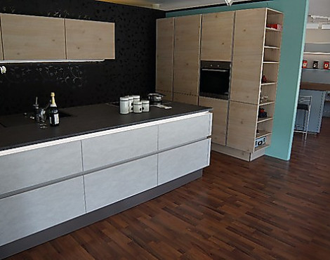 Nolte-Design-Küche, grifflos, mit Koch-Insel - S70 Stone kombiniert mit A19 Artwood
