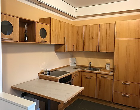 L - Massivholzküche in Kernbuche 3-S massiv, Multiplex Arbeitsplatte, Auszüge/Schubkästen Buche - Kernbuche glatt/3-S/FA; Korpus Fichte 3-S massiv