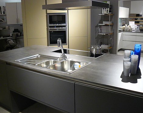 moderne Designküche mit großer Insellösung in Anthrazit und Cotton für Menschen mit individuellem Geschmack - Charme 535-21 Alpha 305-211