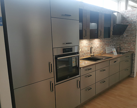 moderne Küchenzeile im Industrial-Style - Nobilia Inox Edelstahl gebürstet kombiniert mit Eiche Havanna