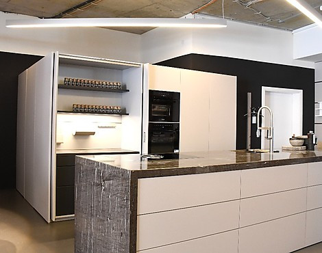 Design-Küche mit Bestausstattung mit Speisekammer und Regalwand - NX 501 sandgrau Samtmatt-Lack