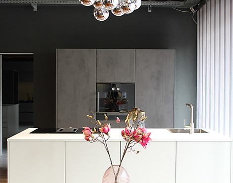 Inselküche Weiß/Beton mit Luxusgeräten von Gaggenau - Traumhaften Massivholz Auszügen aus Eiche, Kühl-/Gefrierkombination, Flex-Induktionskochfeld mit Absaugung, & Spülmaschine mit Innenbeleuchtung - S187 by JB | Die Manufaktur