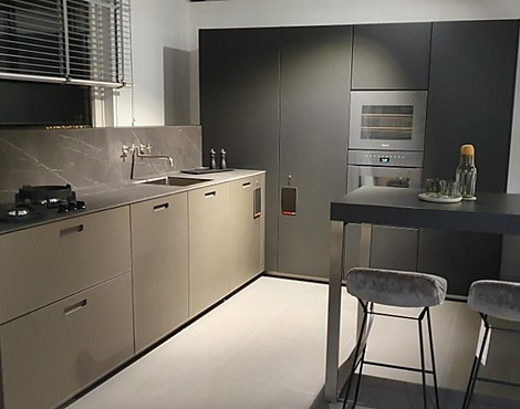 Moderne Küche mit Mattglasfronten in platin metallic und Satinlack lavaschwarz matt - NX902 / NX505