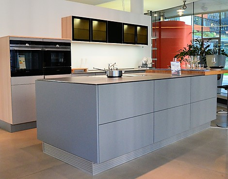 CUSTOM MADE - Mattlack steingrau, Furnier Kernesche natur & Akzent-Glas schwarz