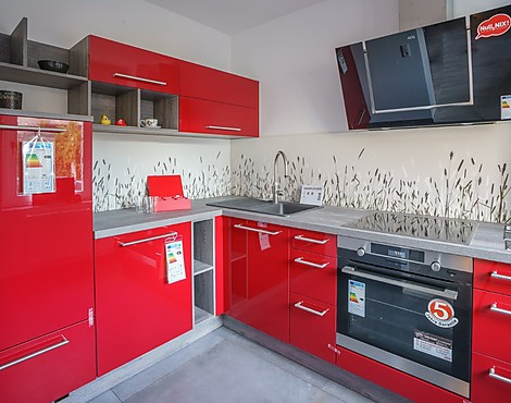 Koje 11 - Stets Modern mit Rot Hochglanz und Holzoptik Steineiche - A 3345