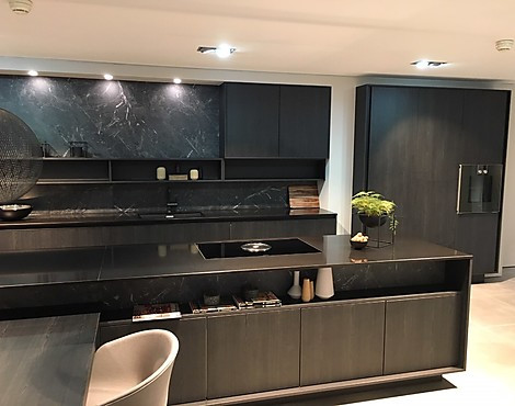 Musterküche SieMatic PURE - Collection SLC-KM eiche onyx inkl. Gaggenau/BORA Geräte und Steinarbeitsplatte - SLC-KM