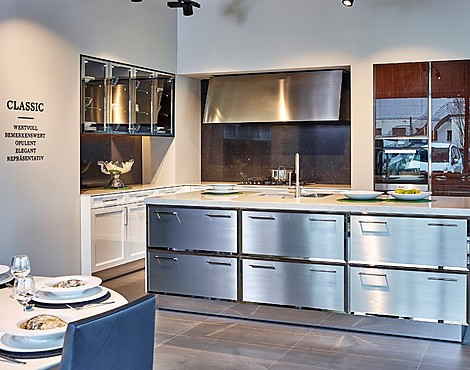 Luxuriöse Küche in hochglanz Lotusweiß, Ebony und Edelstahl - Classic SE2002BAL, SE4004HL (Koje 58 KL)