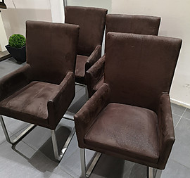 Stuhl mit Armlehne - Sitz und Rücken Microfaser Braun, Gestell Edelstahl (4 Stk. verfügbar)