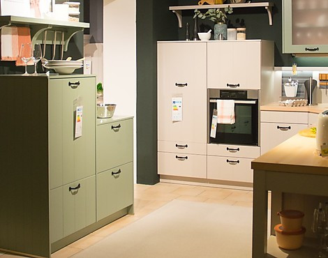 Moderne Landhaus-Küche im Material-Mix Sandgrau / Salbeigrün - Dora